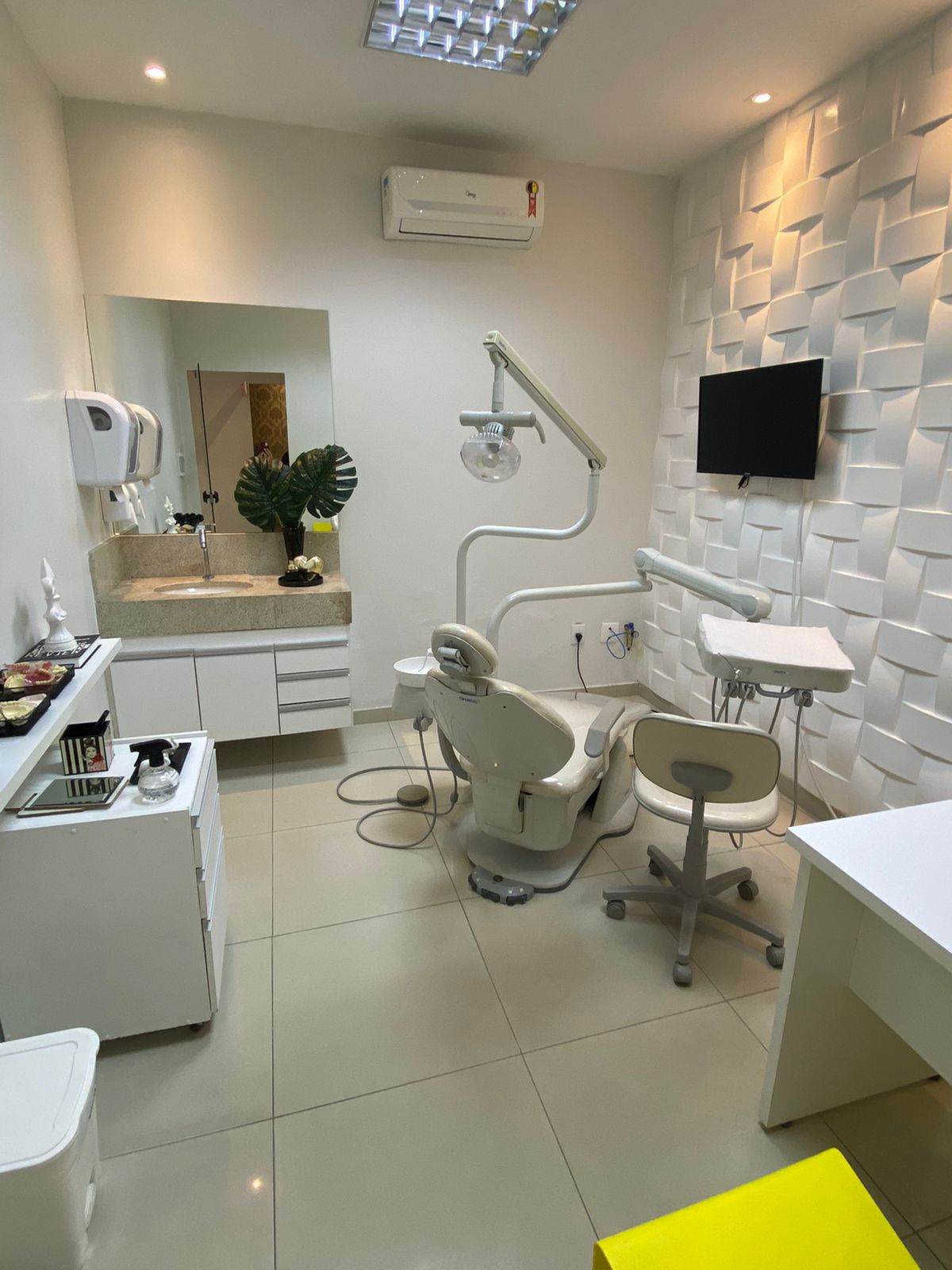 Consultório moderno da Clínica Dents com equipamentos odontológicos